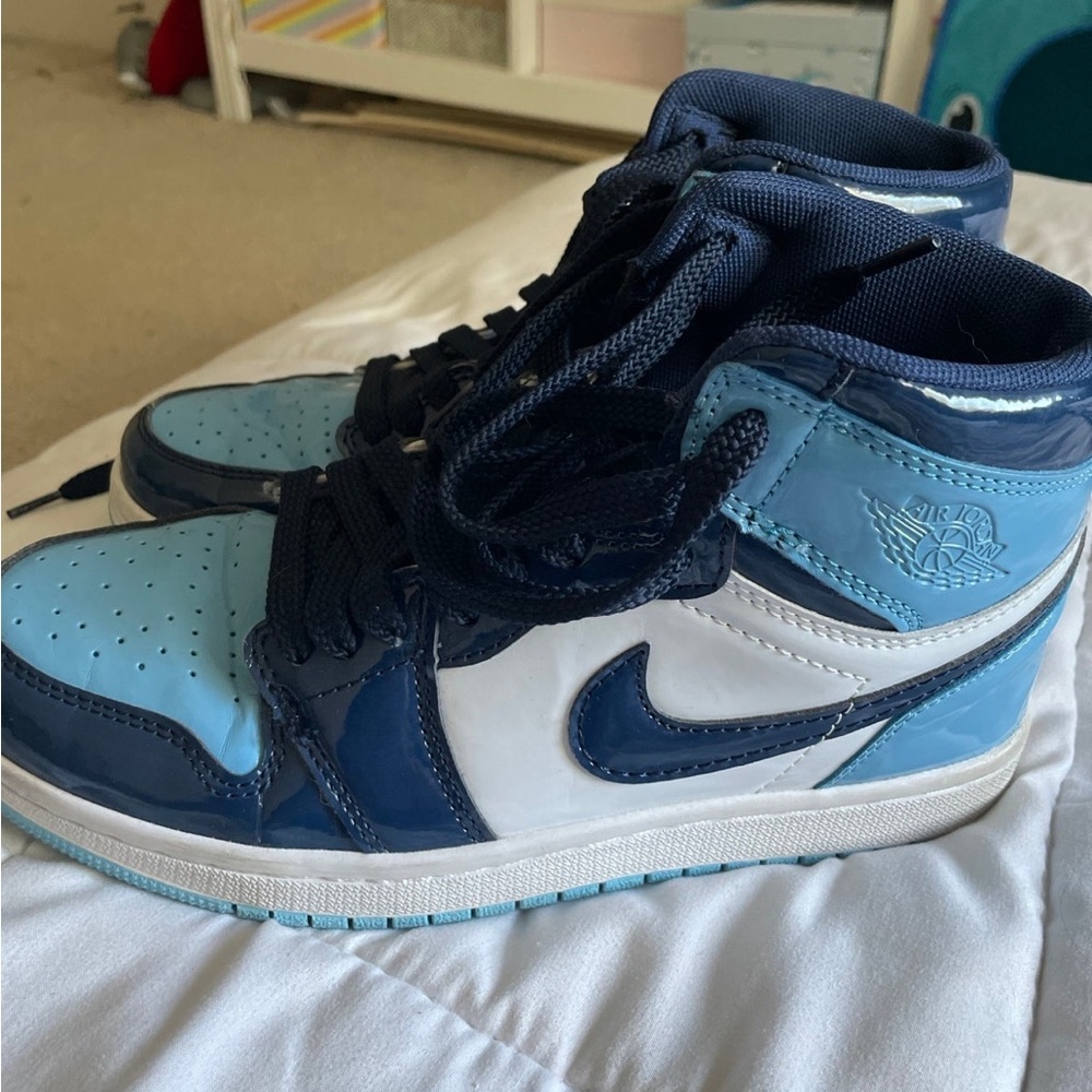 Jordan 1 Retro High UNC Patent Blue Chill (Women's) - Picture 1 of 6